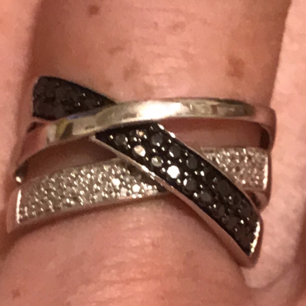 ❌❌❌SOLD❌❌❌BLACK AND WHITE DIAMOND CRISSCROSS BAND - Picture 7 of 7